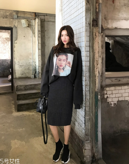 黑色針織裙配什么上衣好看？小女人溫柔氣質(zhì)盡顯