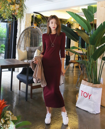 紅色針織連衣裙怎么搭配？氣質女神就是你