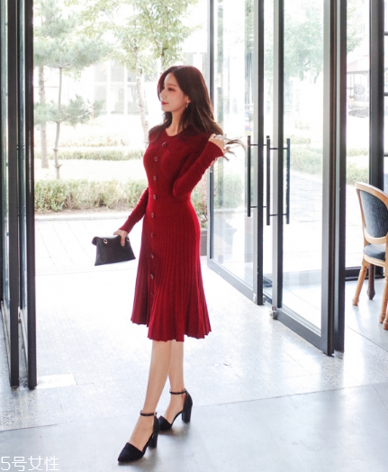 紅色針織連衣裙怎么搭配？氣質女神就是你