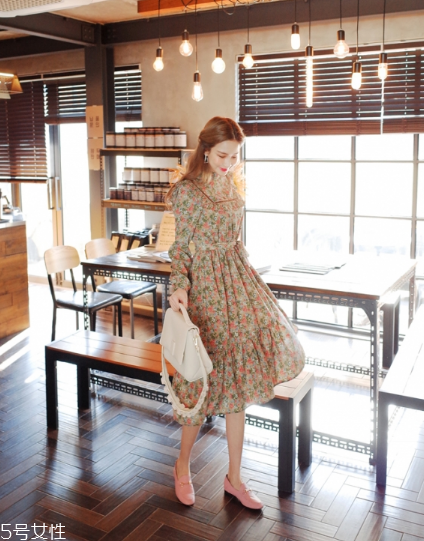 碎花連衣裙搭配什么鞋子？玩轉(zhuǎn)復(fù)古甜美