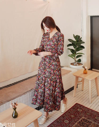 碎花連衣裙搭配什么鞋子？玩轉(zhuǎn)復(fù)古甜美