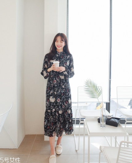 碎花連衣裙搭配什么鞋子？玩轉(zhuǎn)復(fù)古甜美