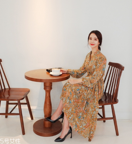 碎花連衣裙搭配什么鞋子？玩轉(zhuǎn)復(fù)古甜美