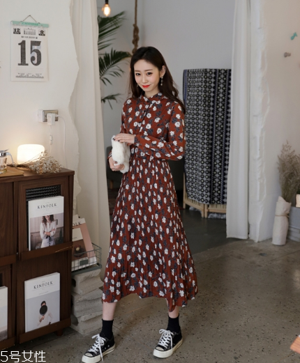 碎花連衣裙搭配什么鞋子？玩轉(zhuǎn)復(fù)古甜美
