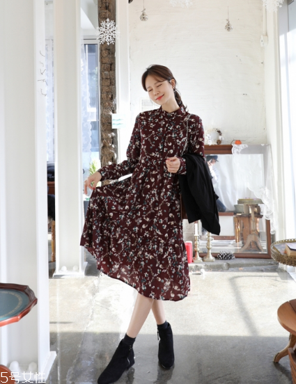 碎花連衣裙搭配什么鞋子？玩轉(zhuǎn)復(fù)古甜美