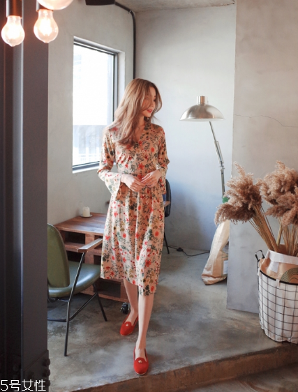 碎花連衣裙搭配什么鞋子？玩轉(zhuǎn)復(fù)古甜美