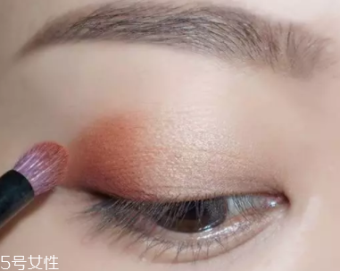 棕色眼影怎么畫好看？作為最后的暈染色