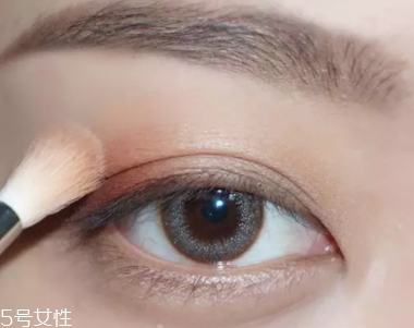 棕色眼影怎么畫好看？作為最后的暈染色