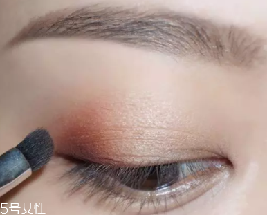 棕色眼影怎么畫好看？作為最后的暈染色