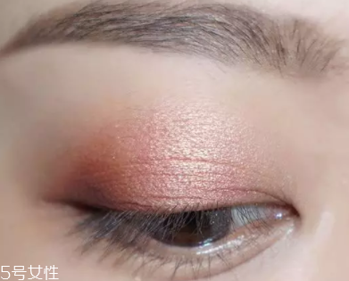 棕色眼影怎么畫好看？作為最后的暈染色