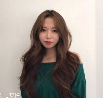 臉大適合什么發(fā)型？微卷波波頭是大臉福音