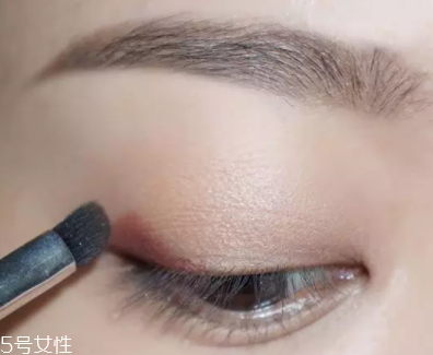 棕色眼影怎么畫好看？作為最后的暈染色