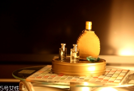 冬天香水噴在哪里最好？涂抹在耳后位置