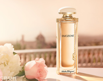 冬天香水噴在哪里最好？涂抹在耳后位置