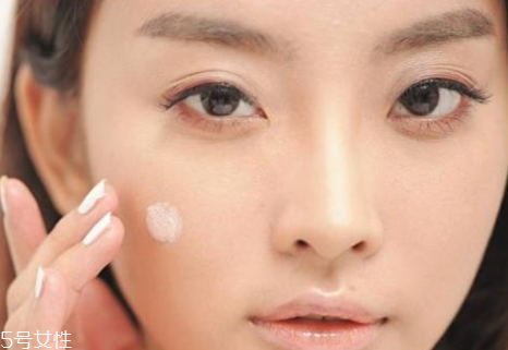 妝前乳用手還是海綿？水潤質(zhì)地用手