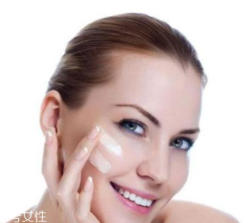 妝前乳用手還是海綿？水潤質(zhì)地用手