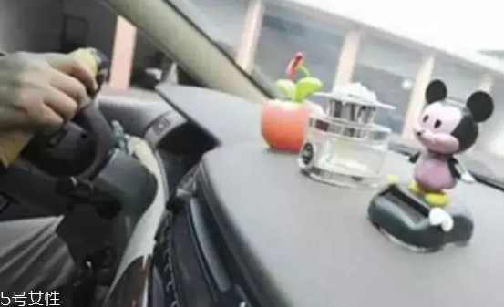 男士車里放什么香水好？廣藿香讓人清醒