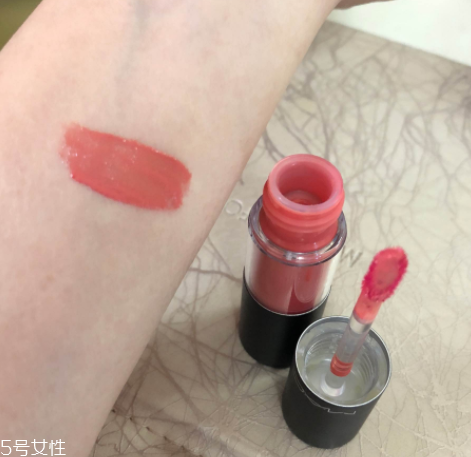 mac唇釉哪個顏色比較日常？溫柔清新珊瑚粉