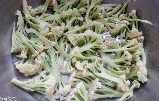 花椰菜怎么切？把整莖切掉最好炒
