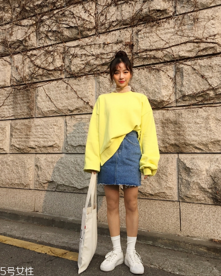 衛(wèi)衣搭配牛仔裙好看嗎？瞬間減齡變少女