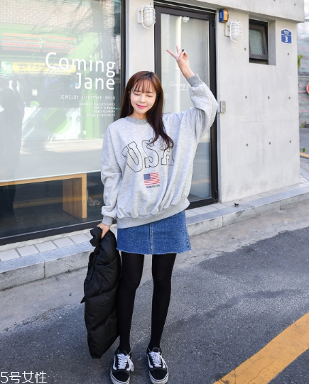 衛(wèi)衣搭配牛仔裙好看嗎？瞬間減齡變少女