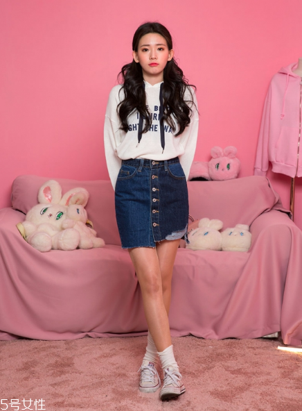 衛(wèi)衣搭配牛仔裙好看嗎？瞬間減齡變少女