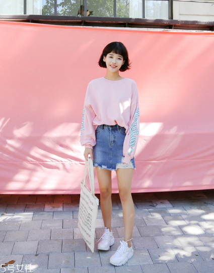 衛(wèi)衣搭配牛仔裙好看嗎？瞬間減齡變少女