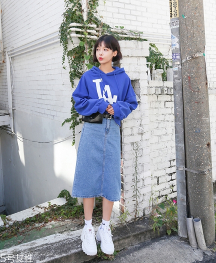 衛(wèi)衣搭配牛仔裙好看嗎？瞬間減齡變少女