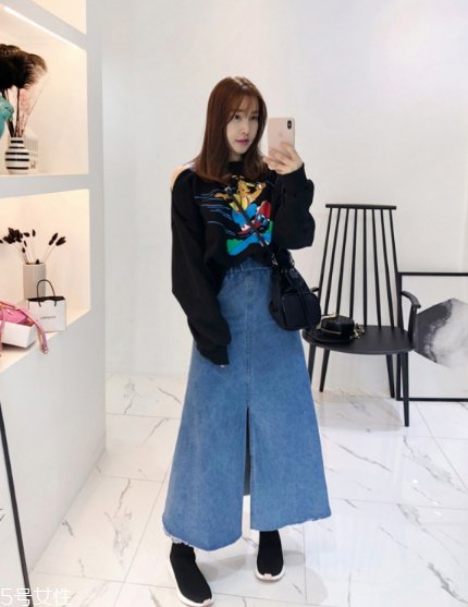 衛(wèi)衣搭配牛仔裙好看嗎？瞬間減齡變少女
