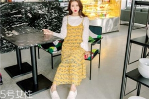 吊帶碎花裙配什么上衣？打造乖乖女形象