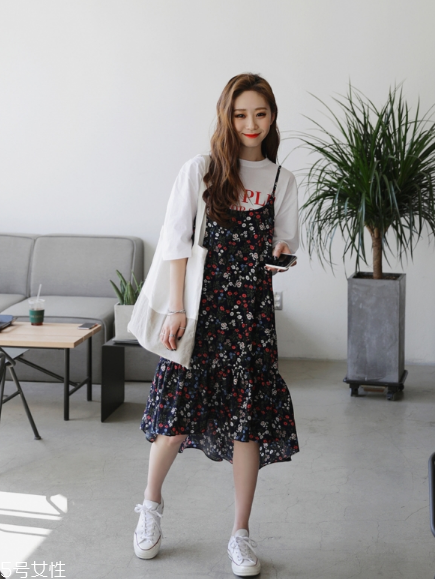 吊帶碎花裙配什么上衣？打造乖乖女形象