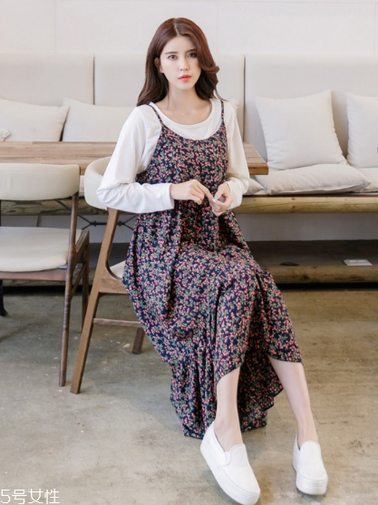 吊帶碎花裙配什么上衣？打造乖乖女形象