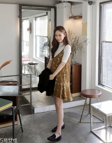 吊帶碎花裙配什么上衣？打造乖乖女形象