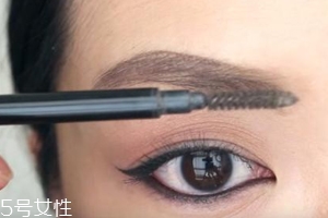 眉膠干了怎么辦？加水稀釋一下