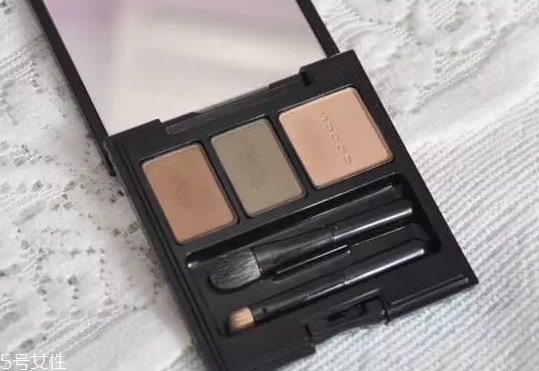 眉粉用久了結(jié)塊怎么辦？用眉刷戳碎