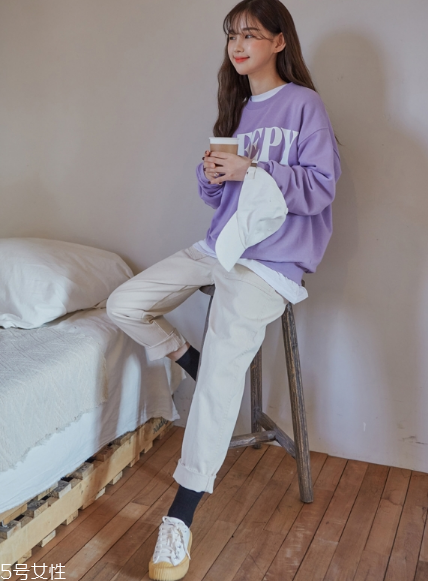 紫色衛(wèi)衣怎么搭配？流行色助你成為時(shí)尚女王