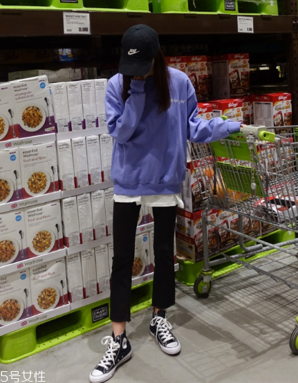 紫色衛(wèi)衣怎么搭配？流行色助你成為時(shí)尚女王