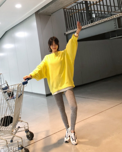 黃色衛(wèi)衣怎么搭配？用亮色吸引眼球