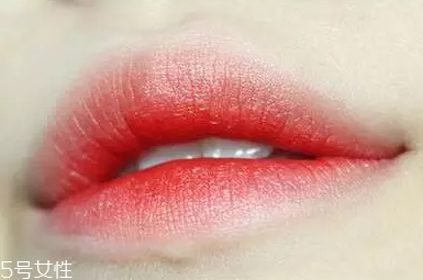 唇彩怎么涂好看？用下唇暈染上唇更好看