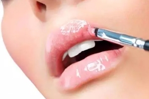 唇彩怎么涂好看？用下唇暈染上唇更好看