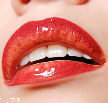 唇彩有點(diǎn)干了怎么辦？加礦泉水稀釋