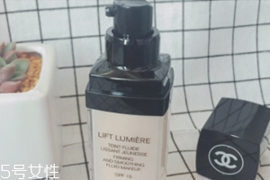 香奈兒粉底液哪款好？緊顏煥彩粉底液干皮救星