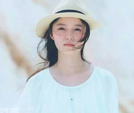 鹽系女生怎樣穿搭？清新無公害的鄰家女孩