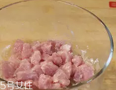 杏鮑菇怎么洗才干凈？鹽水泡泡輕松去污