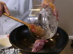 杏鮑菇怎么洗才干凈？鹽水泡泡輕松去污