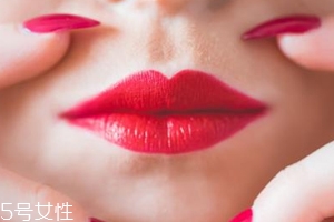 唇彩有點(diǎn)干了怎么辦？加礦泉水稀釋
