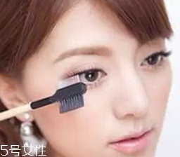 怎么刷睫毛膏才翹才長？8個(gè)步驟刷出動(dòng)人電眼