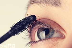 睫毛膏暈染到下眼皮怎么辦？用棉簽蘸取卸妝水擦掉