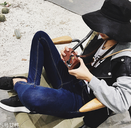 牛仔褲和休閑褲哪個好看？各有各的特色