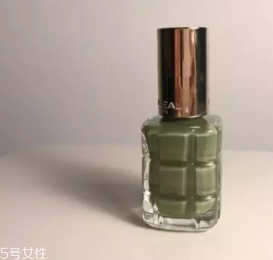 綠色指甲油配什么顏色？裸色和巧克力色是絕配